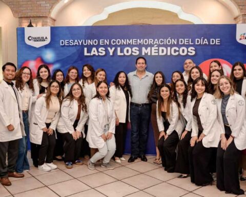 Jóvenes médicos con el alcalde de Saltillo Javier Díaz.