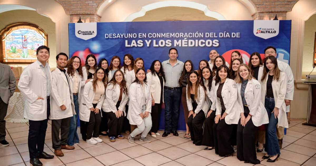 Jóvenes médicos con el alcalde de Saltillo Javier Díaz.