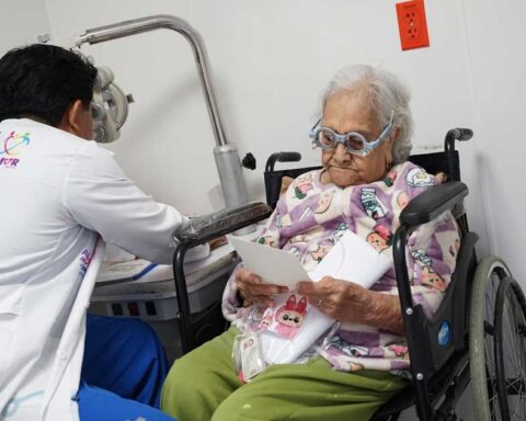 Doctor atendiendo a una adulta mayor en Saltillo.