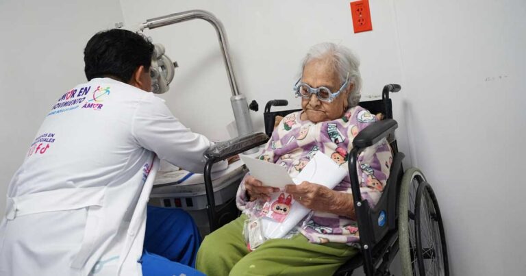 Doctor atendiendo a una adulta mayor en Saltillo.