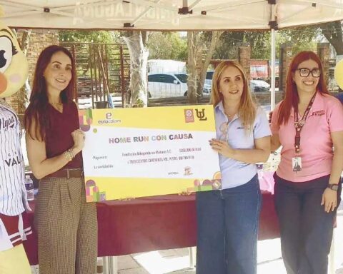 Entrega de cheque a casa hogar.