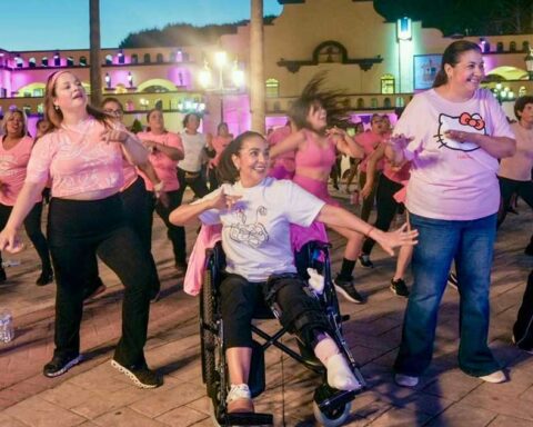 Mujeres bailando en el Zumbatón frente a la Presidencia de Ramos Arizpe.
