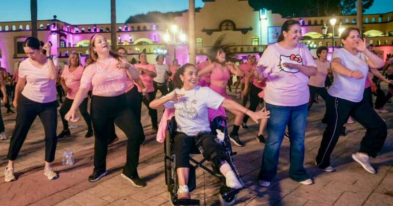 Mujeres bailando en el Zumbatón frente a la Presidencia de Ramos Arizpe.
