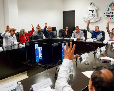 Integrantes del Cabildo levantando la mano para aprobar reforma.
