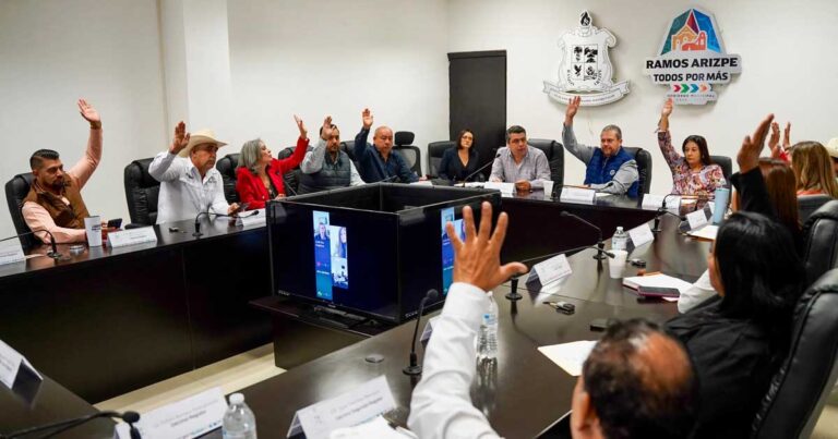 Integrantes del Cabildo levantando la mano para aprobar reforma.