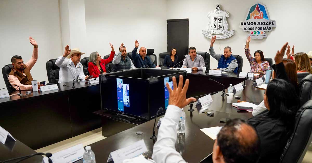 Integrantes del Cabildo levantando la mano para aprobar reforma.