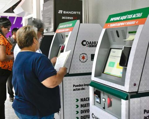 Mujeres utilizando los cajeros del Registro Civil.
