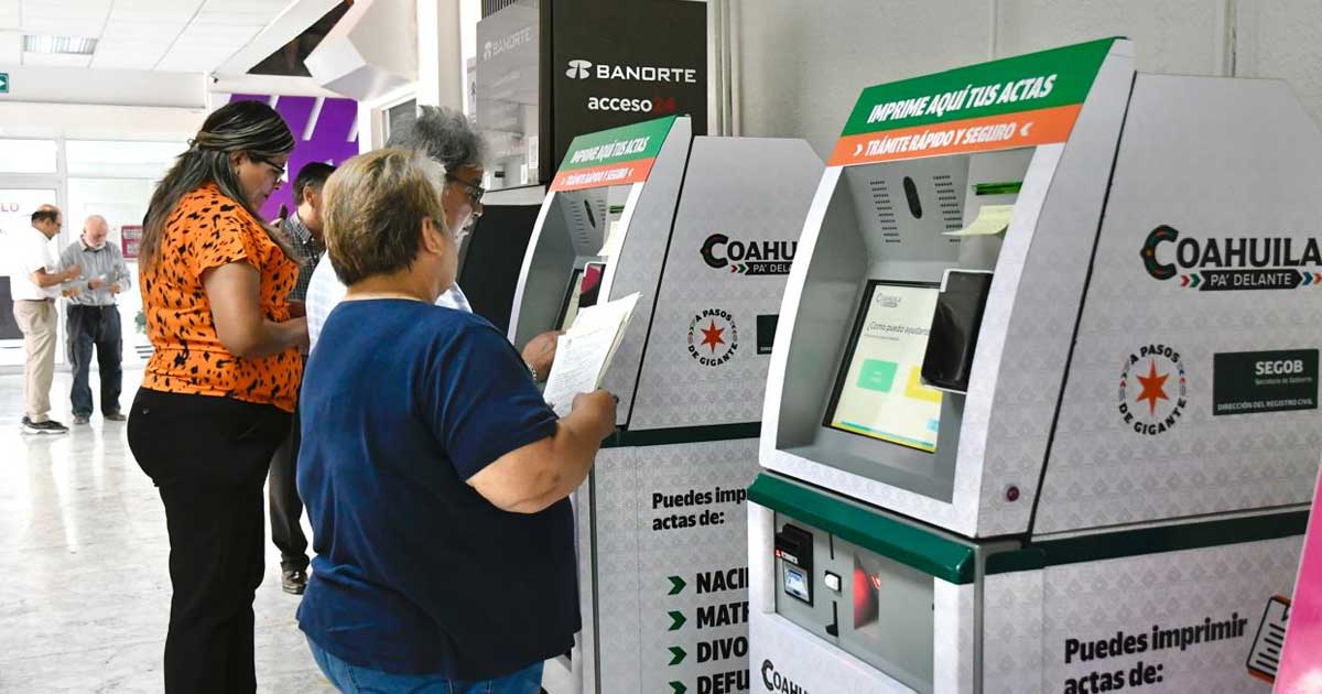 Mujeres utilizando los cajeros del Registro Civil.