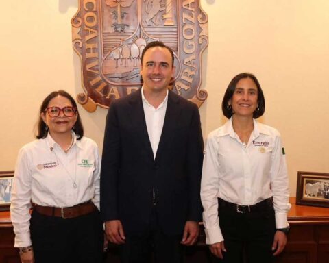 Manolo Jiménez, gobernador de Coahuila, y la directora de la CFE y la secretaria de Energía.