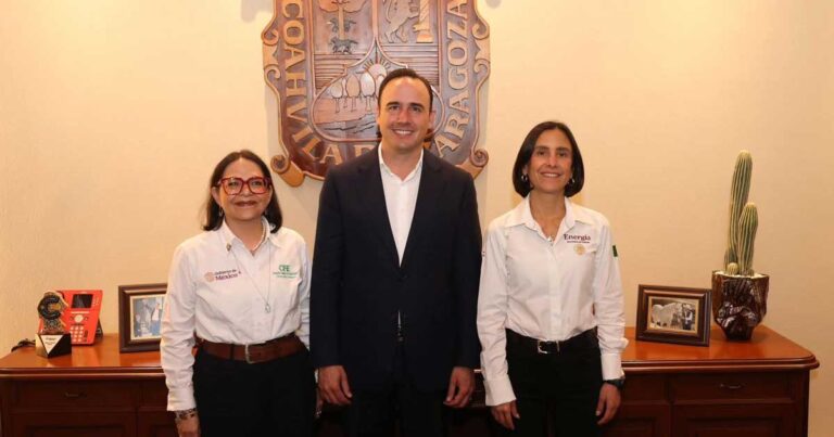 Manolo Jiménez, gobernador de Coahuila, y la directora de la CFE y la secretaria de Energía.
