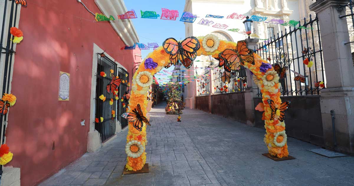 Arco en la entrada del Paso de la Mariposa Monarca.