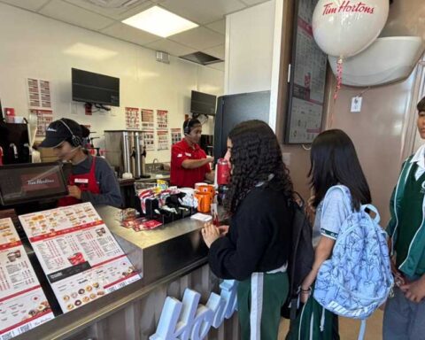 Jóvenes consumiendo en la sucursal de Tim Hortons en Parras de la Fuente.