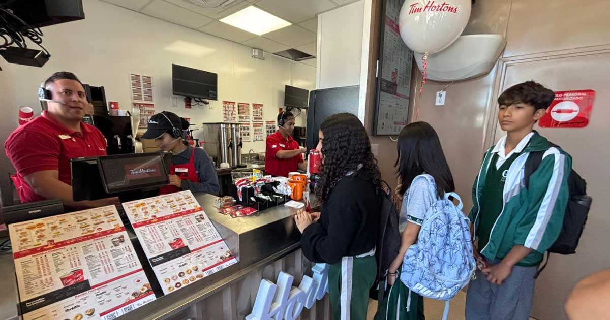 Jóvenes consumiendo en la sucursal de Tim Hortons en Parras de la Fuente.