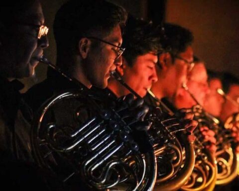 Integrantes de la Camerata de Coahuila tocando instrumentos.