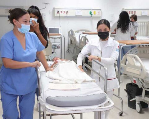 Enfermeras llevando a un niño a cirugía.