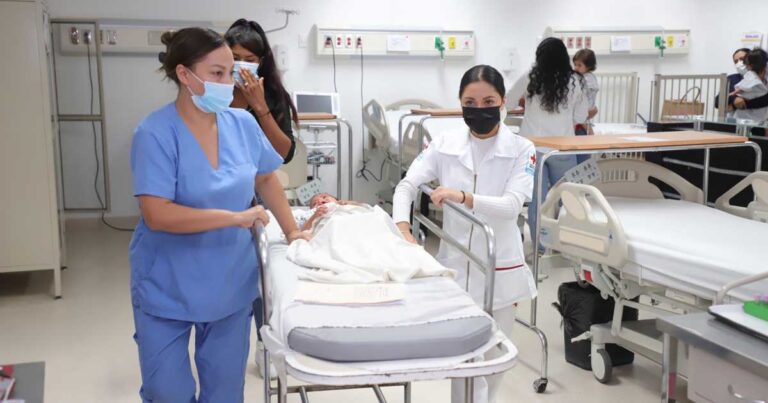 Enfermeras llevando a un niño a cirugía.