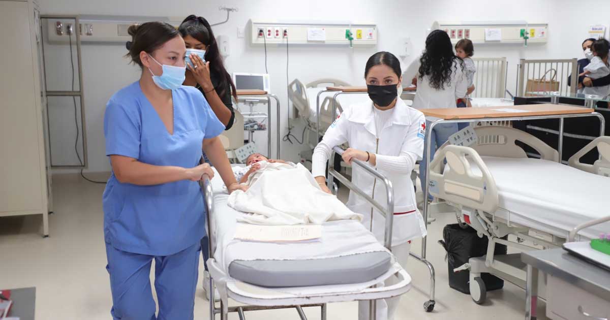 Enfermeras llevando a un niño a cirugía.