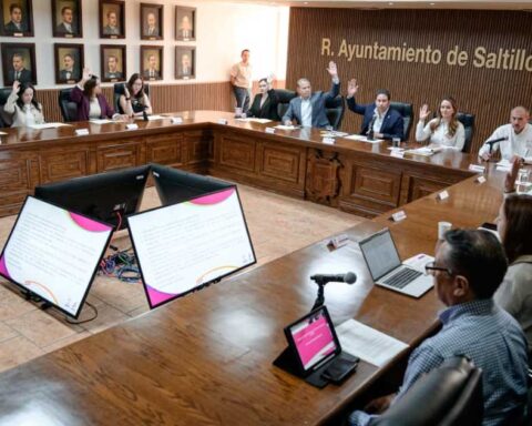 Miembros del Consejo Directivo del DIF Saltillo aprobando el informe trimestral.