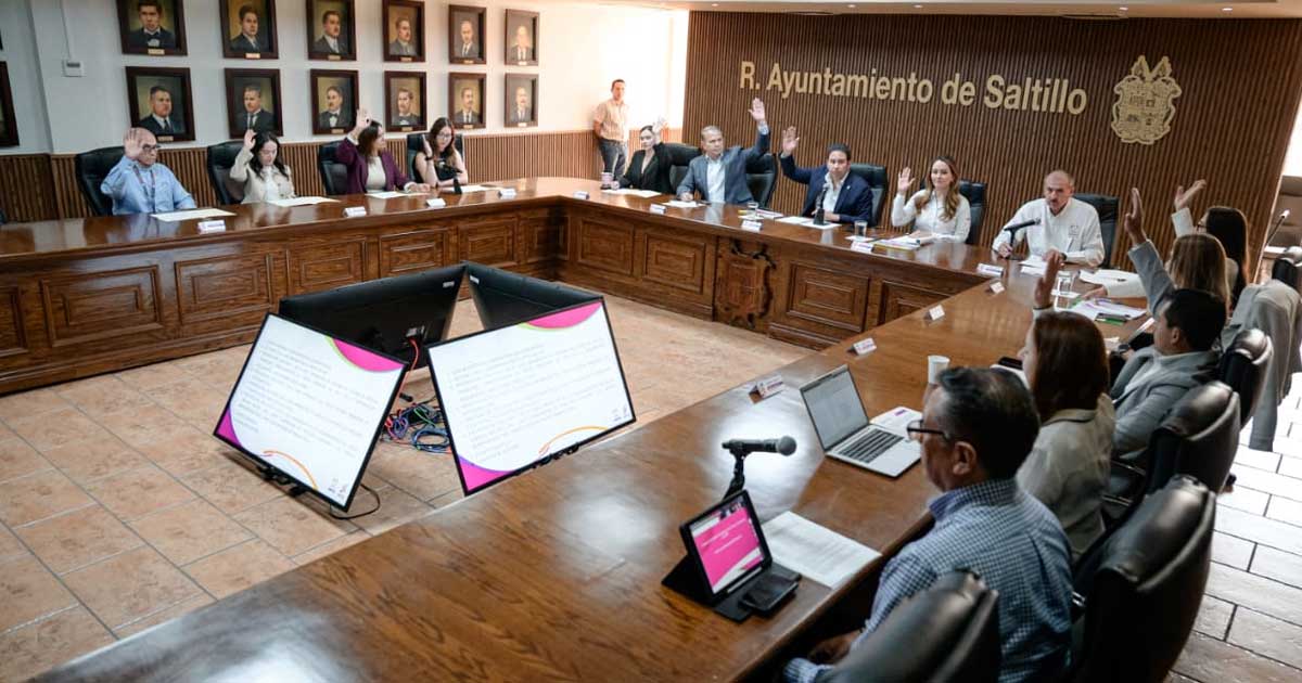 Miembros del Consejo Directivo del DIF Saltillo aprobando el informe trimestral.