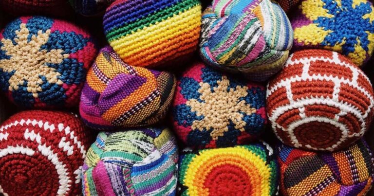 Bolas de estambre de distintos colores.