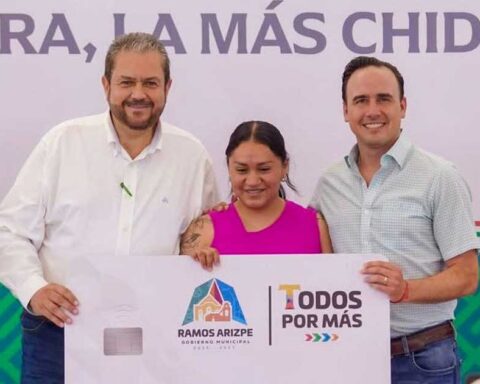 Alcalde de Ramos Arizpe y gobernador de Coahuila en entrega simbólica de una tarjeta de apoyo.