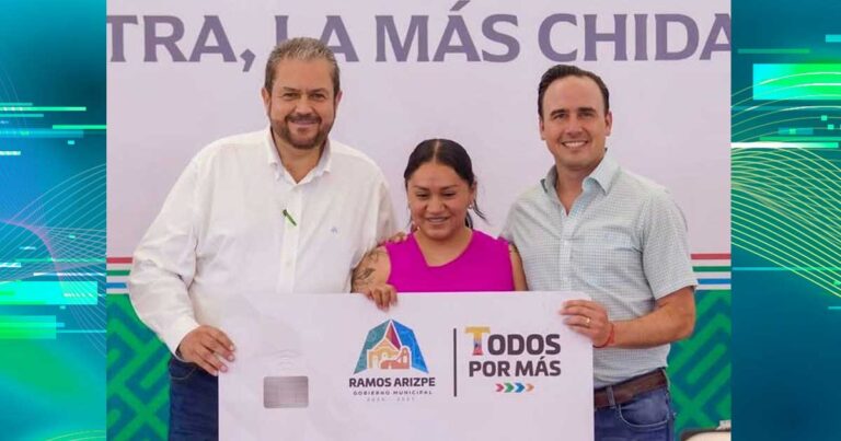 Alcalde de Ramos Arizpe y gobernador de Coahuila en entrega simbólica de una tarjeta de apoyo.