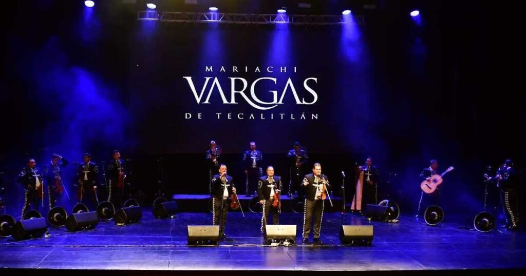 Mariachi Vargas en el escenario del Teatro Nazas en Torreón.