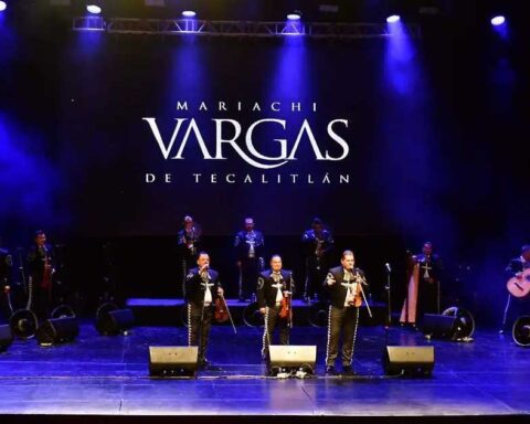Mariachi Vargas en el escenario del Teatro Nazas en Torreón.