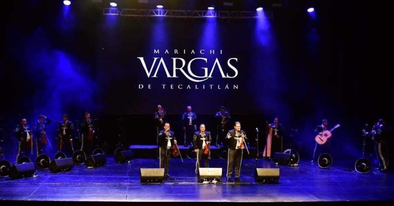 Mariachi Vargas en el escenario del Teatro Nazas en Torreón.