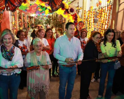 Alcalde de Saltillo cortando el listón del Festival de la Mariposa Monarca.
