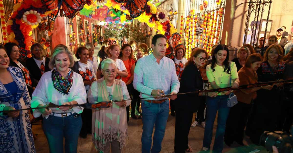 Alcalde de Saltillo cortando el listón del Festival de la Mariposa Monarca.