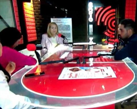 Funcionarios en programa de radio en Torreón.