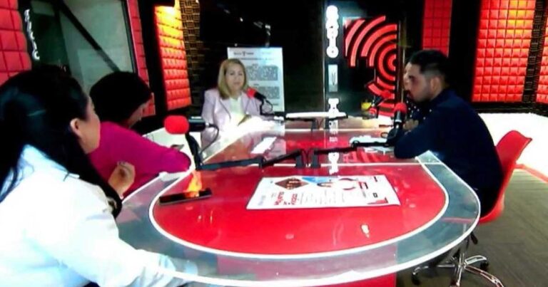 Funcionarios en programa de radio en Torreón.