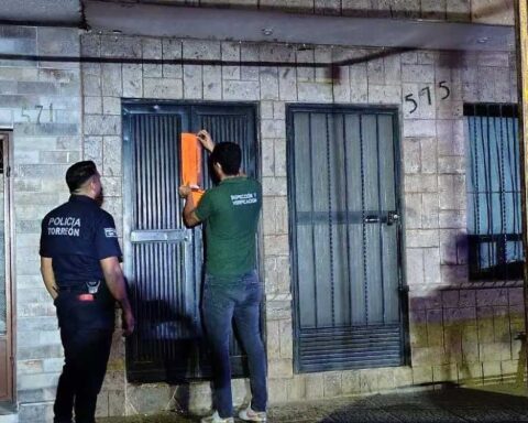 Funcionarios clausurando la quinta en Torreón.