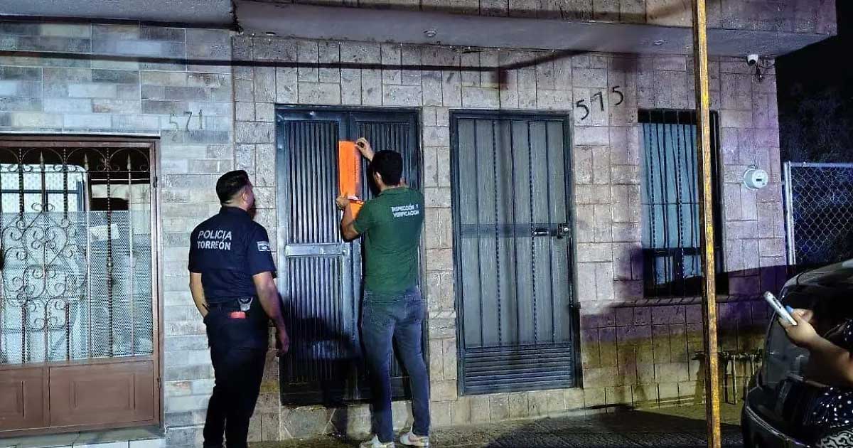 Funcionarios clausurando la quinta en Torreón.