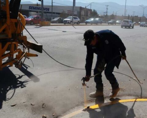 Trabajadores pintando los camellones.