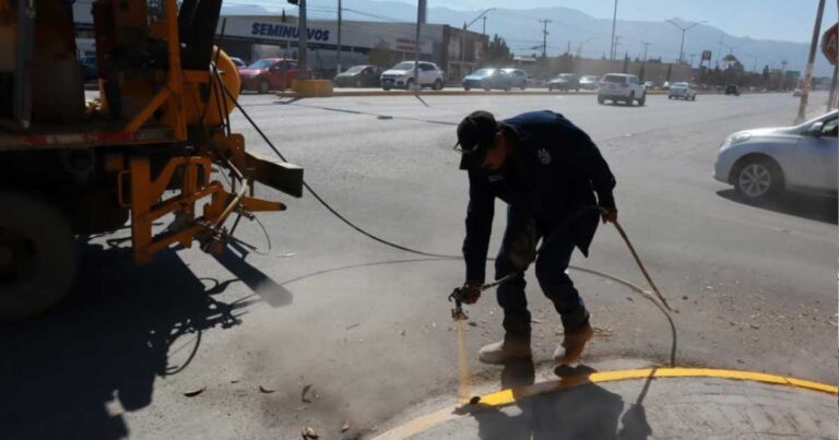 Trabajadores pintando los camellones.