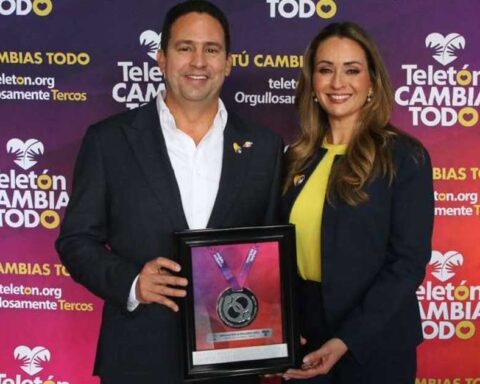 Alcalde de Saltillo y la presidenta del DIF Municipal sosteniendo un premio.