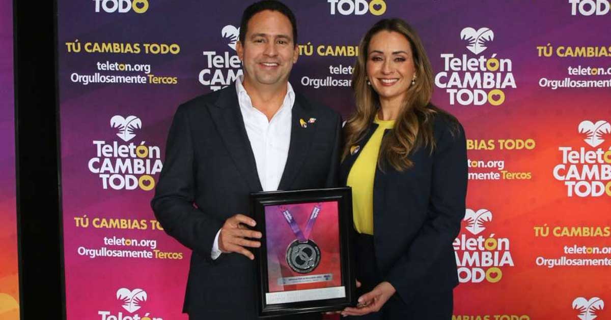 Alcalde de Saltillo y la presidenta del DIF Municipal sosteniendo un premio.
