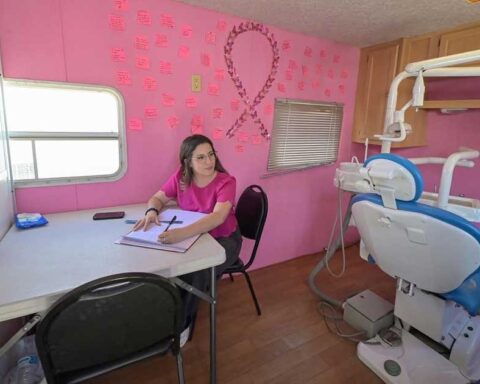 Doctora en un espacio para realizar mastografías.