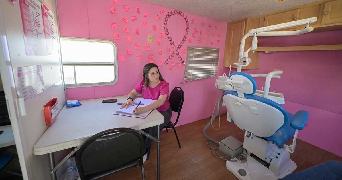 Doctora en un espacio para realizar mastografías.