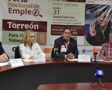 Funcionarios y empresarios en rueda de prensa para anunciar la Feria del Empleo en Torreón.