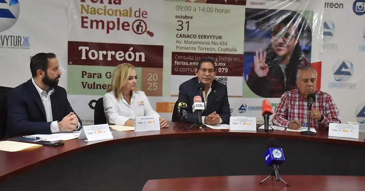 Funcionarios y empresarios en rueda de prensa para anunciar la Feria del Empleo en Torreón.