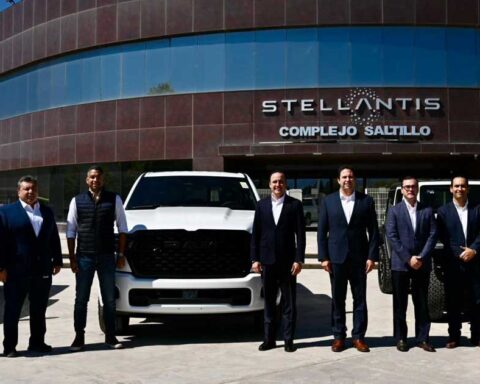 El gobernador Manolo Jiménez, funcionarios y empresarios en el exterior de la planta de Stellantis en Saltillo.