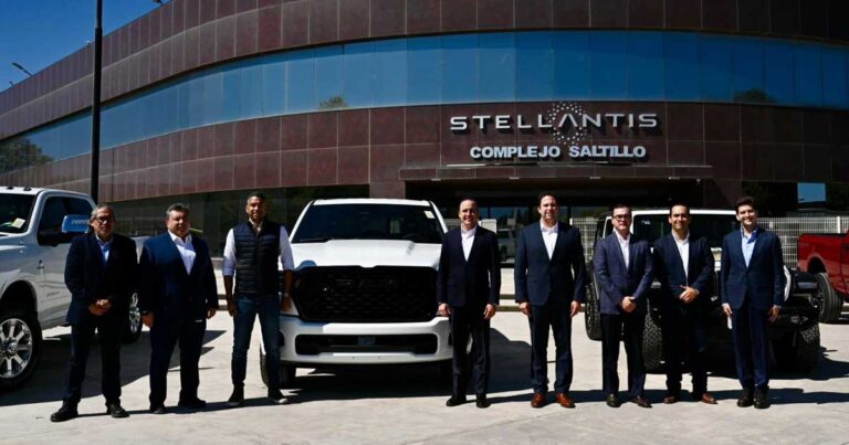 El gobernador Manolo Jiménez, funcionarios y empresarios en el exterior de la planta de Stellantis en Saltillo.