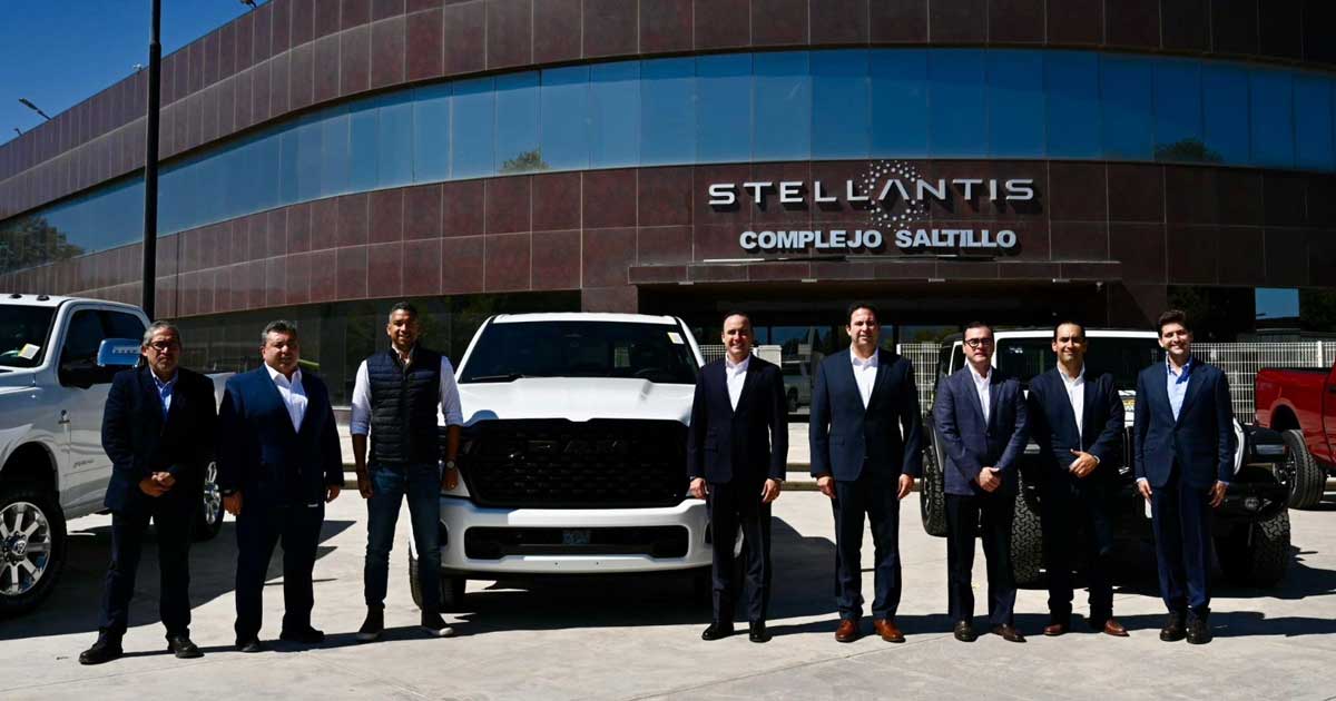 El gobernador Manolo Jiménez, funcionarios y empresarios en el exterior de la planta de Stellantis en Saltillo.