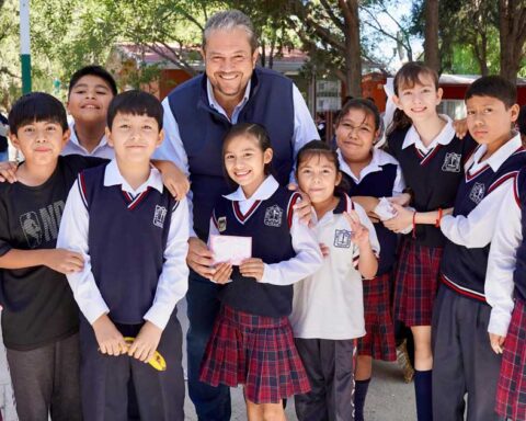 Alcalde de Ramos Arizpe y niños de primaria.