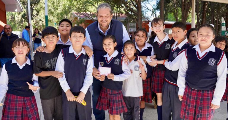 Alcalde de Ramos Arizpe y niños de primaria.
