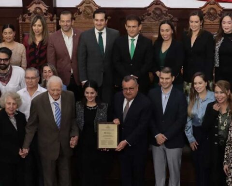 Diputados del Congreso entregando un reconocimiento al presidente del Patronato del Museo de los Presidentes Coahuilenses.