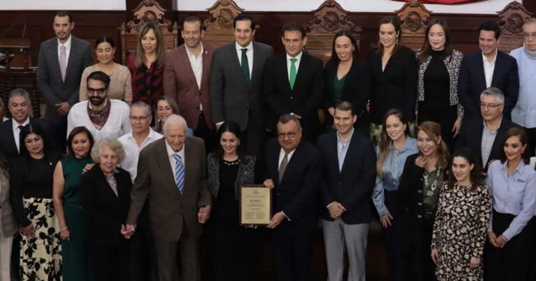Diputados del Congreso entregando un reconocimiento al presidente del Patronato del Museo de los Presidentes Coahuilenses.